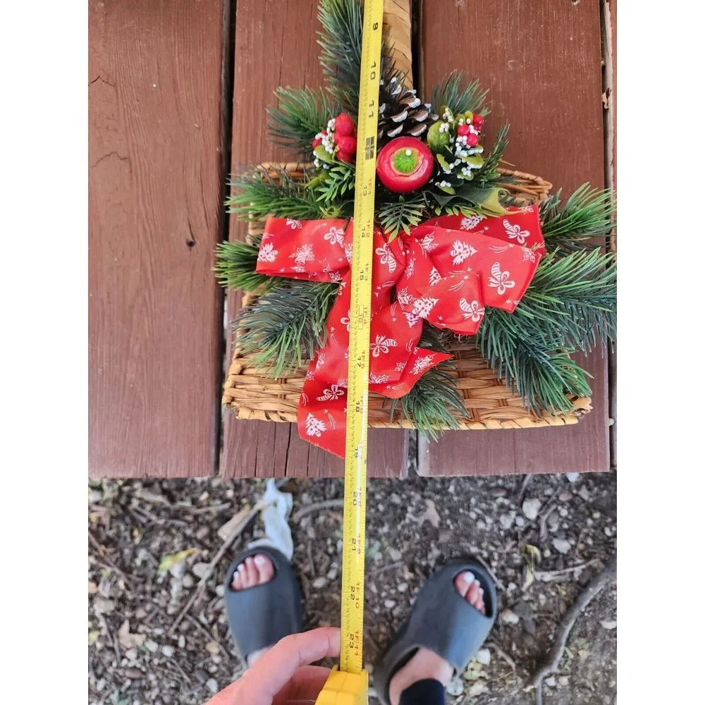 Vintage Christmas Woven Shovel Door Hanger With Floral‎ Arrangement